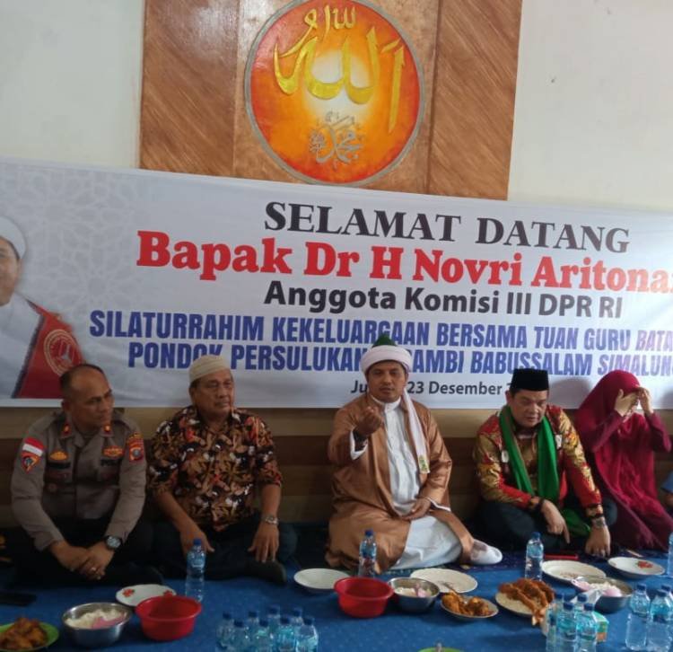 H Novri Ompusunggu dan Keluarga Silaturahmi dengan Tuan Guru Batak