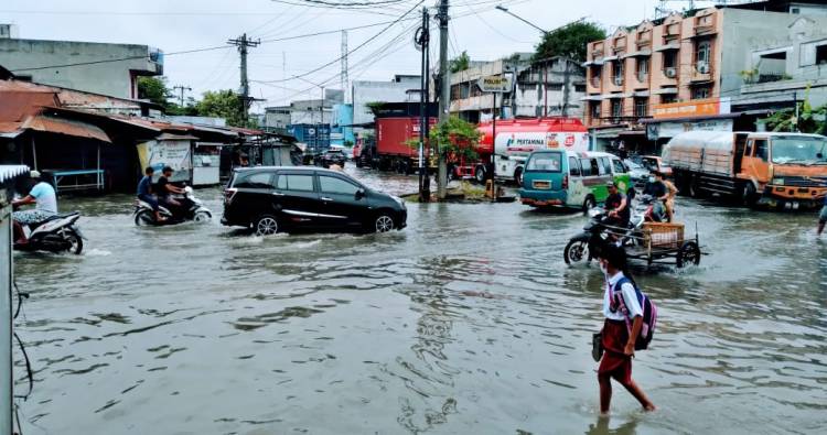 Diguyur Hujan Deras, Jalan KL Yos Sudarso Medan Labuhan Terendam Banjir