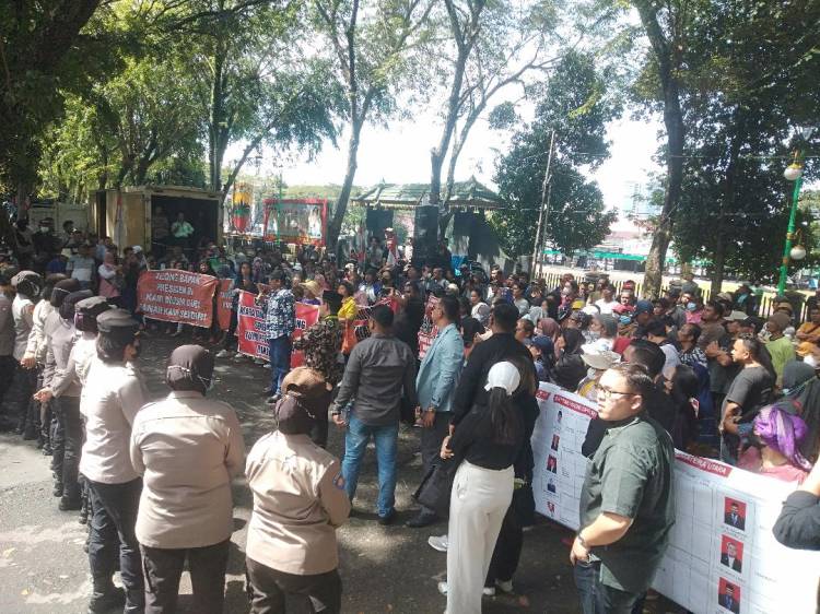 Ratusan Warga Sibolangit Unjuk Rasa ke DPRD SU, Siap &ldquo;Mandi Darah&rdquo; Pertahankan Bumi Perkemahan