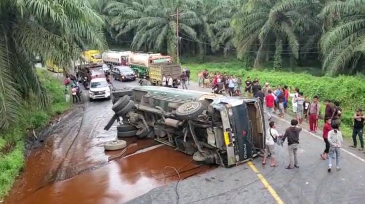Tidak Kuat Menanjak, Truk Pengangkut CPO Terguling di Tanjakan Bukit Kodok