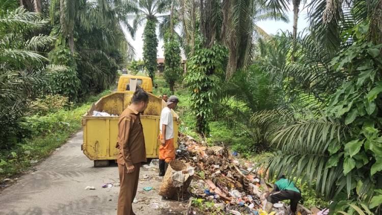 Setelah Diberitakan, Sampah Menumpuk di Jalan Seto Langsung Diangkut DLH Labura