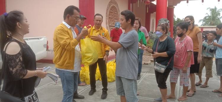 Sambut Tahun Baru Imlek, Ketua DPD Partai Golkar Simalungun Bantu Warga Bandar