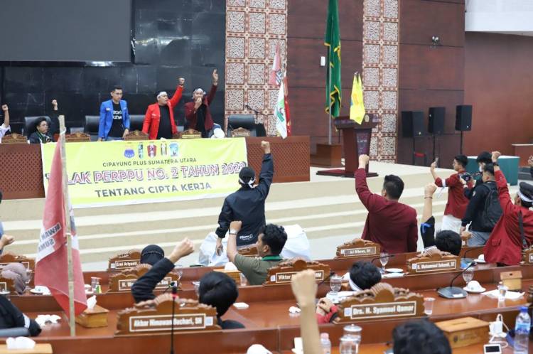 Massa Mahasiswa Cipayung Plus Kuasai Ruang Sidang Paripurna DPRD SU