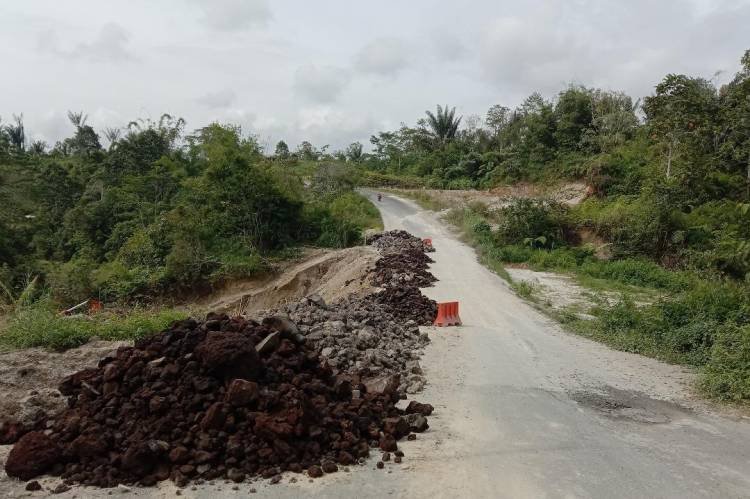 Proyek Penanganan Jalan Longsor Menuju Kantor DPRD Simalungun Janggal