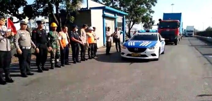 Polres Belawan Berangkatkan 8 Kontainer Logistik F1H20 ke Danau Toba