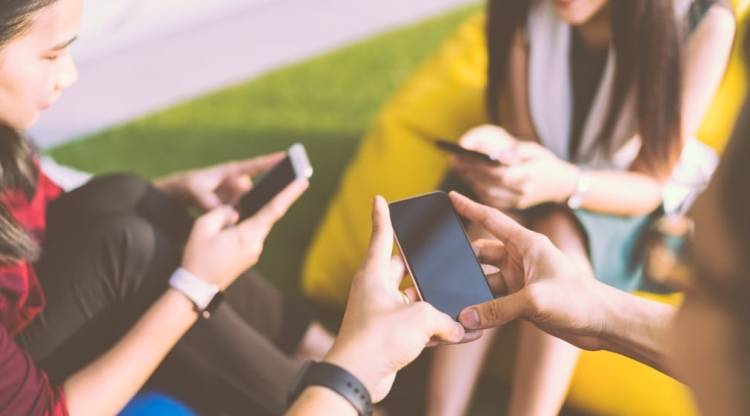 Juara Dunia, Warga RI Paling Betah Main HP