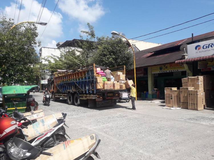 Truk Bebas Bongkar Muat di Jalan Kota