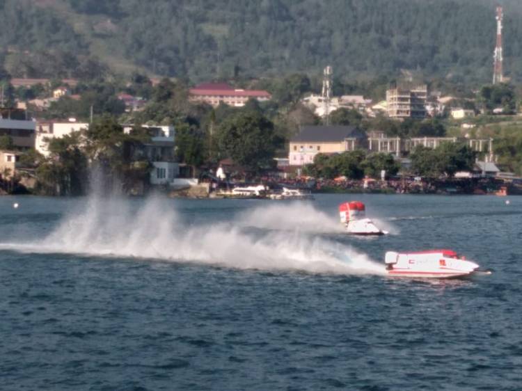 Ditunda Karena Angin Kencang, Sesi Putaran Pertama F1 PowerBoat Lake Toba Berlangsung Sukses