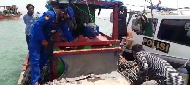 Antisipasi Penyeludupan, Sat Polair Polres Langkat Periksa Muatan Kapal Nelayan