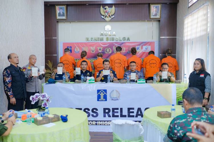 Imigrasi Sibolga Deportasi 7 WNA Asal Prancis Langgar Izin Tinggal