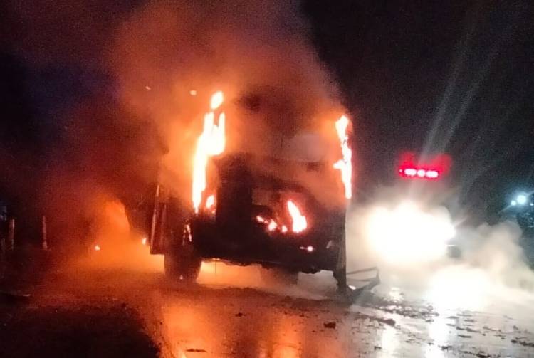 Tabrakan Maut di Sergai, Pengendara Sepeda Motor Tewas dan Bus Pariwisata Terbakar