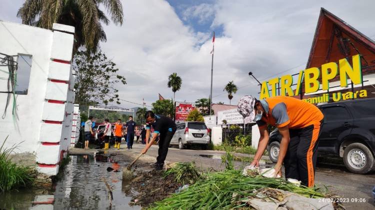 Petugas dan WBP Rutan Tarutung Gotong- royong Bersihkan Pasar Tarutung