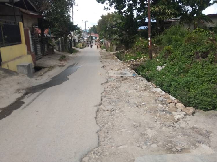 Jalan di Pardede Onan Balige Rusak Akibat Proyek Optimalisasi Ipal