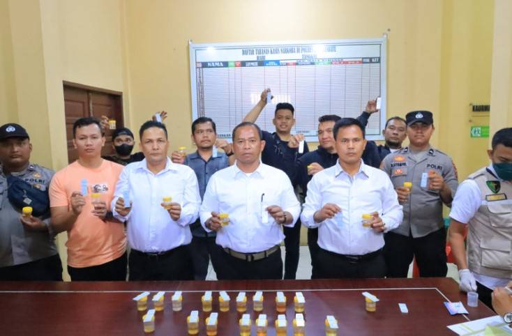 Mendadak, 33 Personel Satresnarkoba Polres Labuhanbatu Dites Urin
