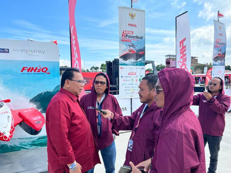 Ketua DPRD SU Ajak Pengunjung Borong Produk UMKM Usai Nonton F1 Powerboat di Balige