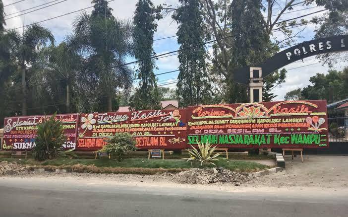 Berhasil Ungkap Kasus Pembunuhan, Mapolres Langkat Dibanjiri Papan Bunga