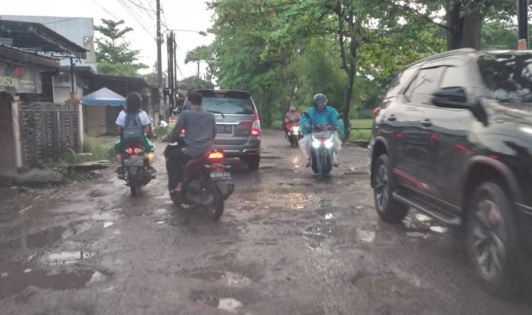 Daniel Pinem : Segerakan Pengaspalan di Jalan Pintu Air IV