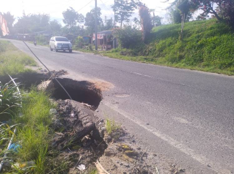 Jalan Provinsi Penghubung Raya-Tigarunggu Amblas di Nagori Dame Raya Simalungun