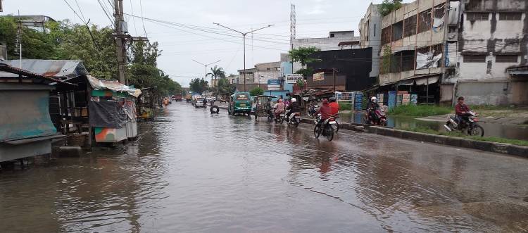 Drainase Buruk, Jalan KL Yos Sudarso Medan Labuhan Masih Terendam Banjir