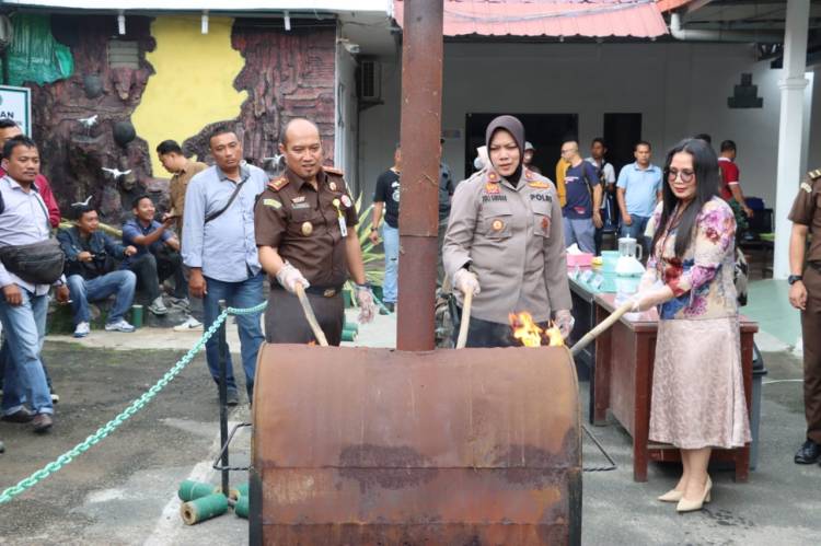 Kajari Asahan Musnahkan Barang Bukti Hasil Kejahatan