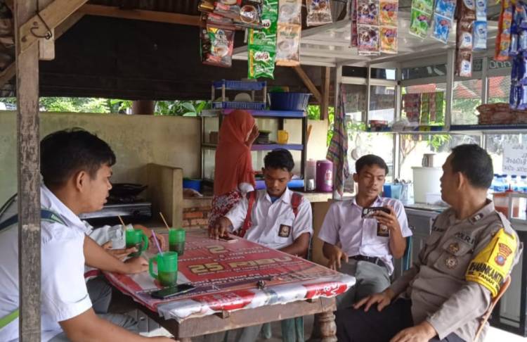 Cegah Kenakalan Remaja, Personel Bhabinkamtibmas Sambangi Tongkrongan Siswa di Binjai