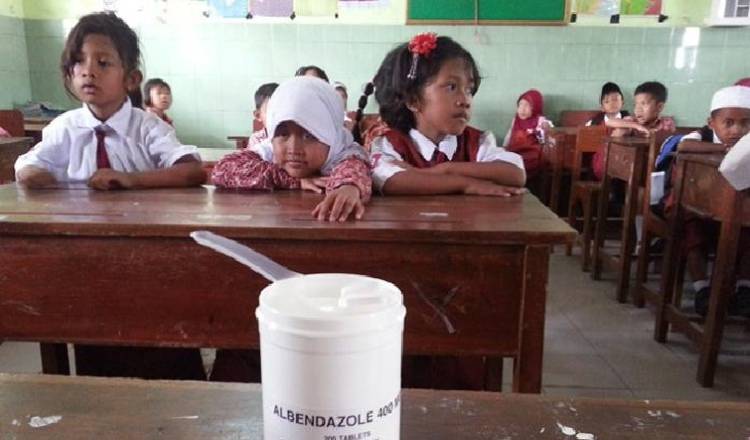 Puskesmas Sarimatondang Bagikan Obat Cacing kepada Siswa