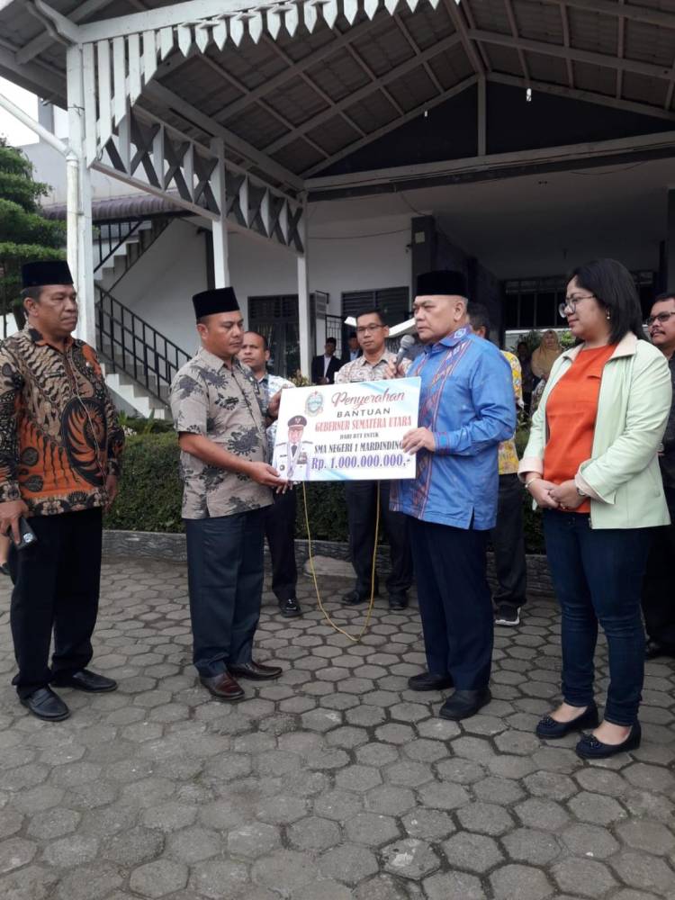 Kadis Pendidikan Sumut Serahkan BTT dari Gubernur untuk SMAN 1 Mardingding