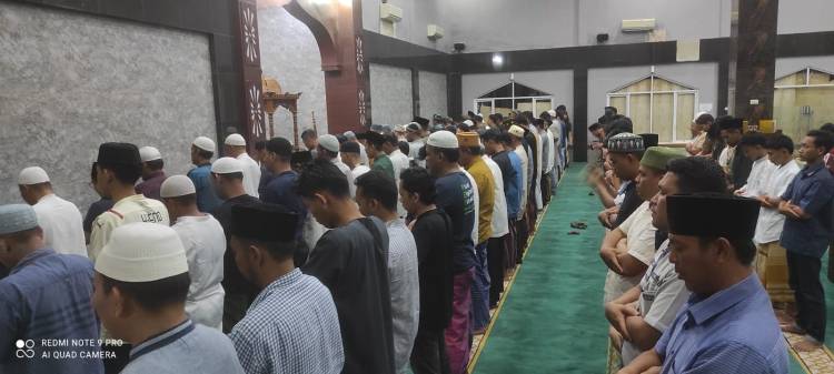 Wabup Labura dan Ratusan Jemaah Tarawih di Masjid Al-Aman Aekkanopan