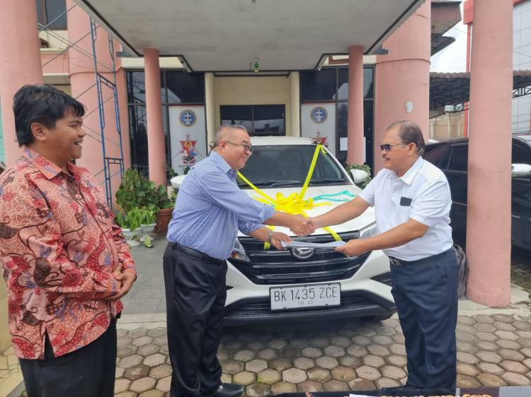 Keluarga Besar Alm L Tarigan Hibahkan 2 Mobil ke Moderamen GBKP