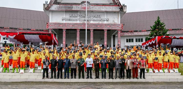 Bupati Humbahas Serahkan Piala Adipura ke DPRD