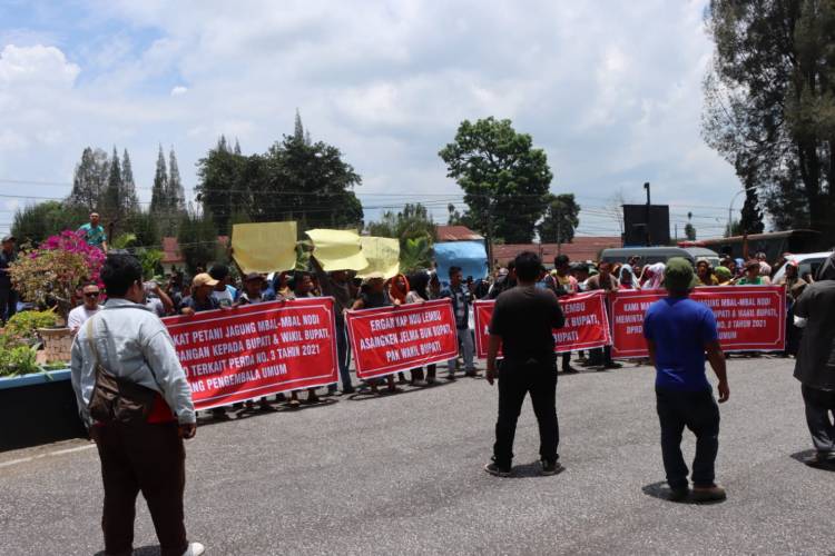 Pasca Penertiban Lahan Nodi, Warga Mbal-mbal Petarum Demo Kantor Bupati Karo