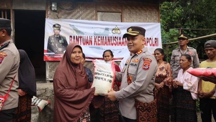 Kapolri Kirim Bantuan Kemanusiaan 50 Ton Beras untuk Warga NTT