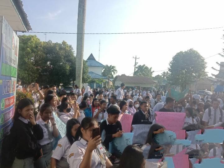 Jalan Kabupaten Ditutup Oknum Ngaku Pemilik, Ratusan Pelajar Demo Kantor Camat Namorambe