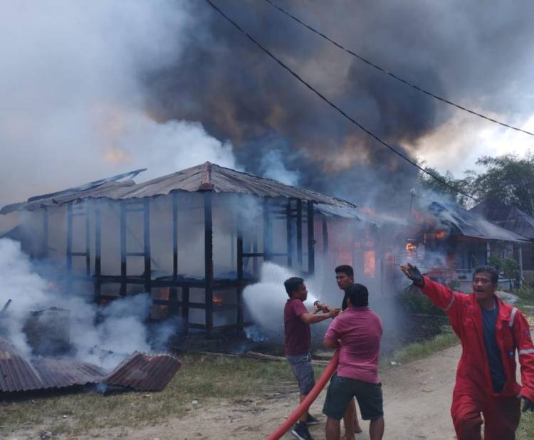 4 Unit Rumah Terbakar di Balige, 1 Orang Luka Bakar