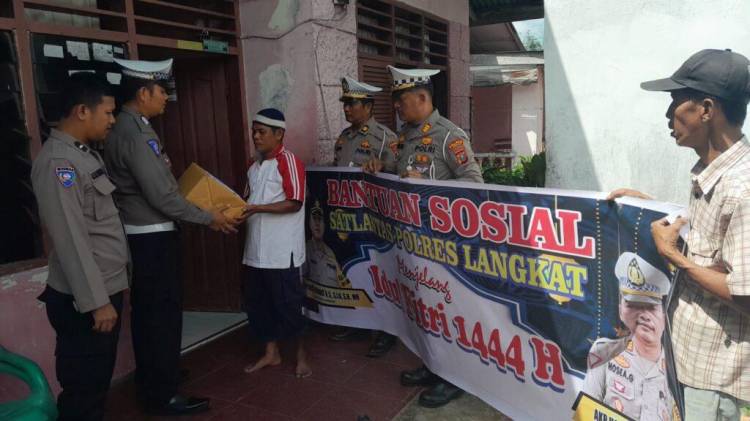 Berkah Ramadan, Sat Lantas Polres Langkat Bagikan Paket Bansos