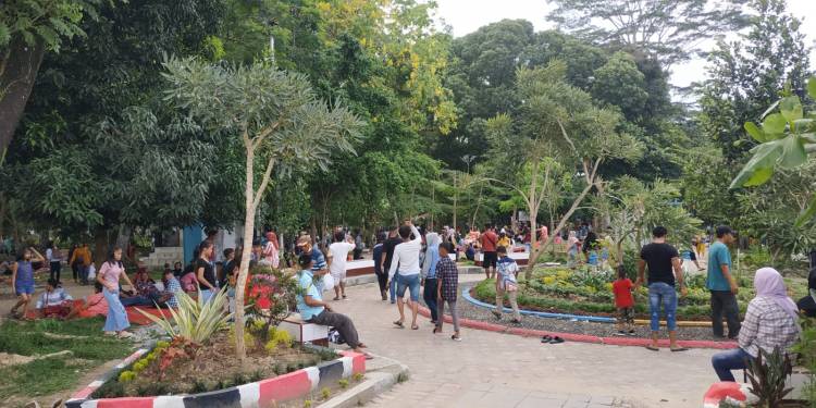 Libur Lebaran, Taman Bunga di  Pematangsiantar Dipadati Pengunjung