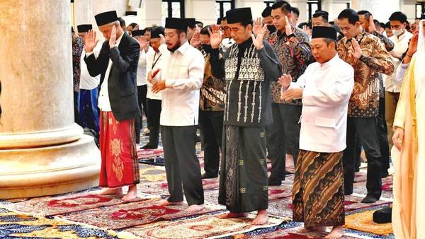 Jokowi dan Ganjar di Saf Terdepan Saat Salat Idul Fitri di Solo