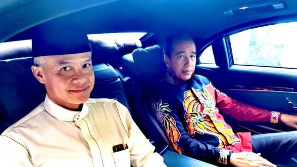 Jokowi dan Ganjar Pranowo Semobil Tinggalkan Istana Batutulis