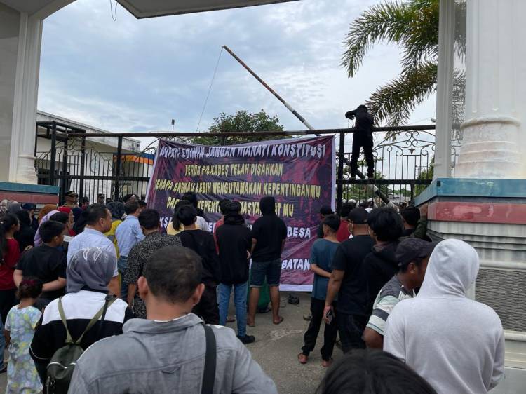 PPL Unjuk Rasa di DPRD Labusel Desak Pilkades Serentak Segera Digelar