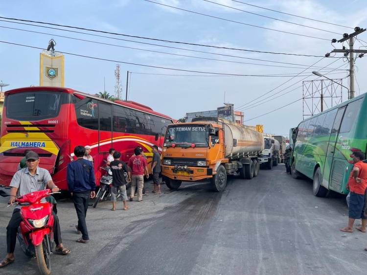 Jalinsum Kotapinang Lumpuh Total, Penumpang Bus Terlantar di Emperan Ruko