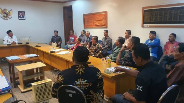 Penerima Bansos Mesjid dan Sekolah dari Labura Kunjungi Dedi Iskandar di DPRD Sumut