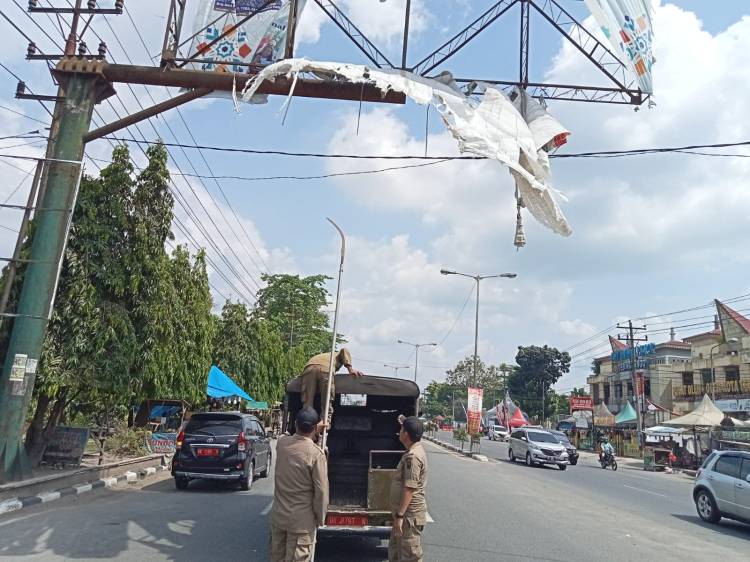 Satpol PP Turunkan Baliho yang Hampir Lepas di Jalan Yos Sudarso Tebingtinggi