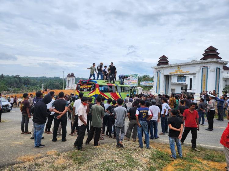 PPL Unjuk Rasa di DPRD Labusel, Desak Pilkades Serentak Segera Digelar