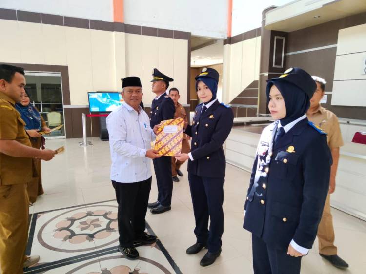 Plt Bupati Serahkan SK CPNS Lulusan STTD