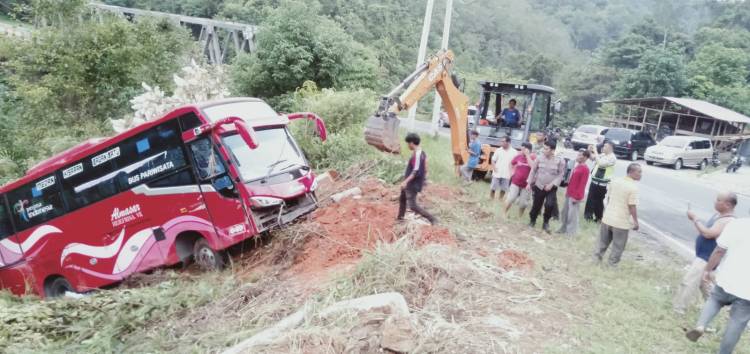Evakuasi Bus Masuk Jurang di Rampa Gunakan Extendhoe dan Truk