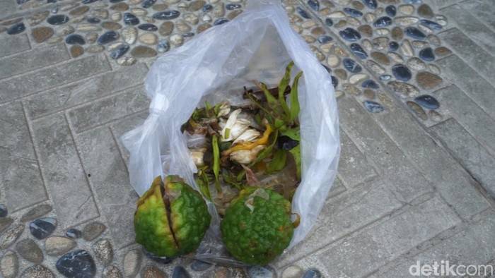 Rumah Ortu Ken Admiral Diteror OTK, Dilempari Jeruk Purut hingga Kembang