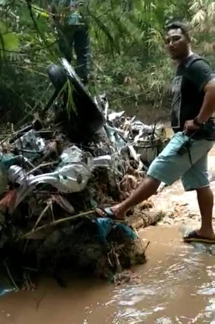 Mobil Putih Tersangkut di Pemandian Alam Lembah Naga Desa Sembahe