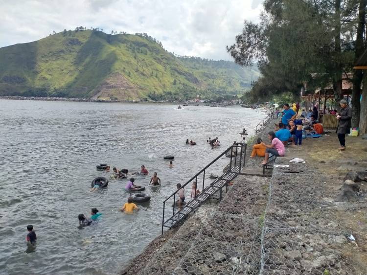 Libur Lebaran, Objek Wisata Danau Toba Haranggaol Ramai Pengunjung
