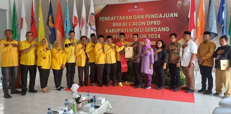 Diiringi Sepasang Vespa dan 4 Becak, Golkar Deliserdang Daftar 50 Balon DPRD ke KPU