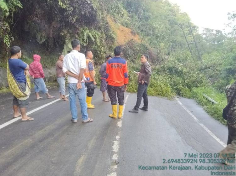 Hujan Deras, Ruas Jalan di Pakpak Bharat Tertimbun Tanah Longsor